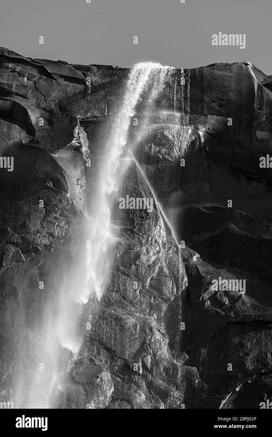 Vista della parte superiore della cascata Bridalveil dal basso nel Parco Nazionale di Yosemite, California, USA Foto Stock