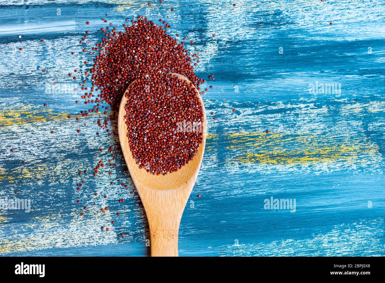 Insalata di quinoa rosse con pomodoro su un tavolo rustico. Concetto di cibo sano e supercibo. Foto Stock