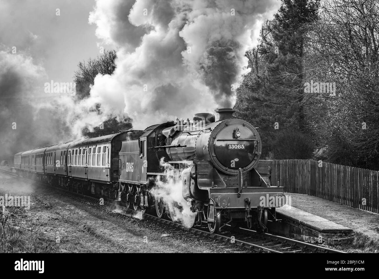 Il Mogul locomotiva a vapore del granchio raffigurata sul East Lancashire Railway a Irwell Vale fermare. Foto Stock