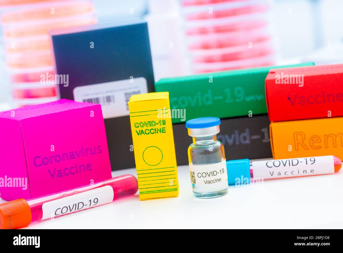 Una serie di medicinali in laboratorio medico per il coronavirus NCOV- 19 dal test PCR, test anticorpale, vaccino e farmaco antivirale remdesivir Foto Stock