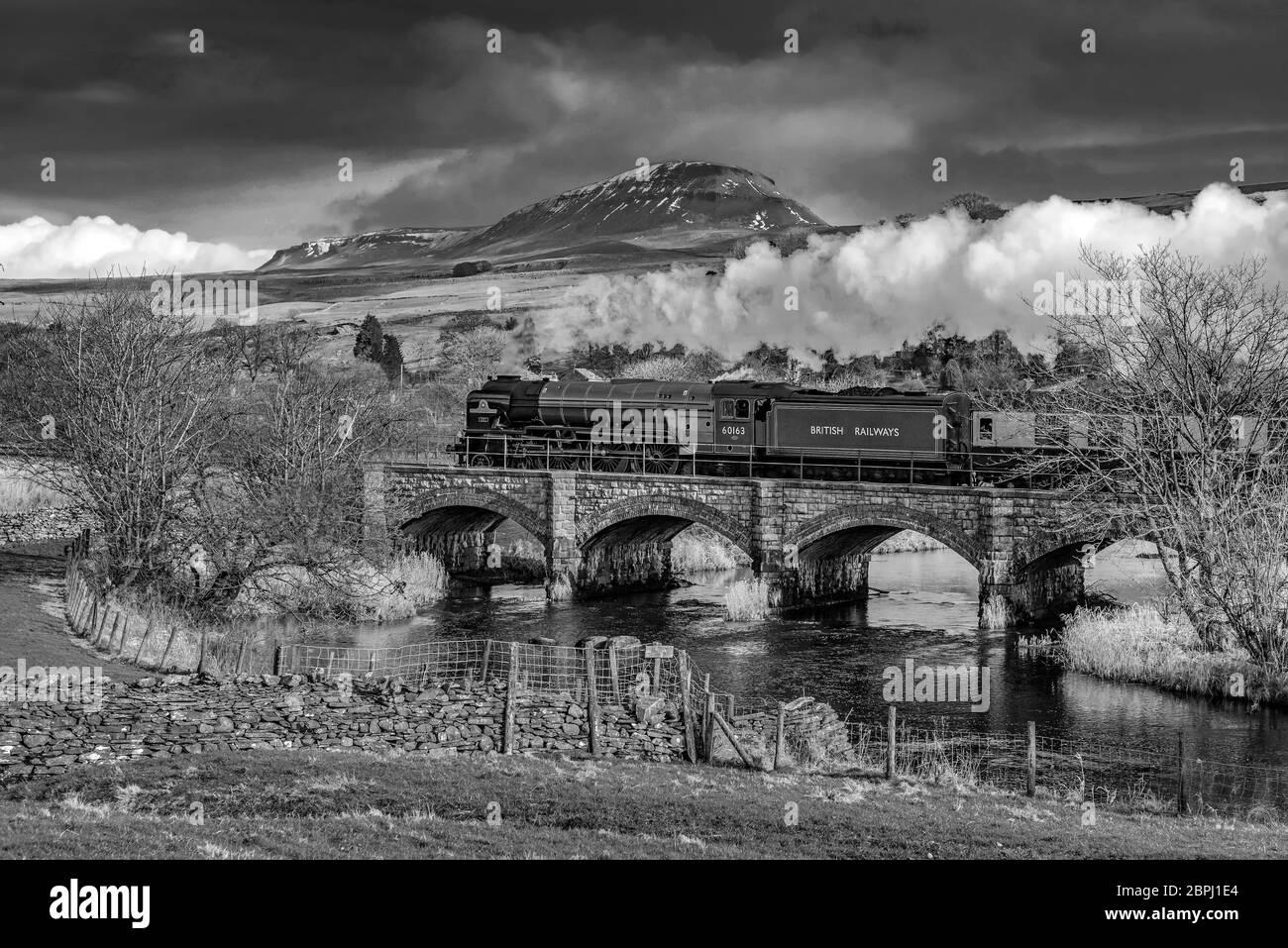 Ponte Helwith. Yorkshire settentrionale. Il motore a vapore Peppercorn Tornado. Alcune spazzolatura ad aria su questa immagine. Foto di Andrew Davidson. Foto Stock