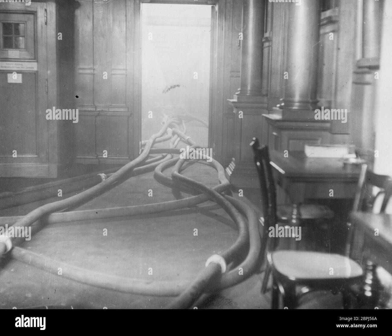 Fuoco di Reichstag - brigata del fuoco che fa il lavoro di lotta al fuoco Heinrich Hoffmann Fotografie 1933 fotografo ufficiale di Adolf Hitler, e un politico e editore nazista, che era un membro del circolo intimo di Hitler. Foto Stock