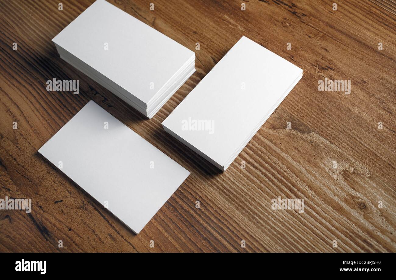 Foto di vuoto bianco schede aziendali su sfondo di legno. Modello per ID. Foto Stock