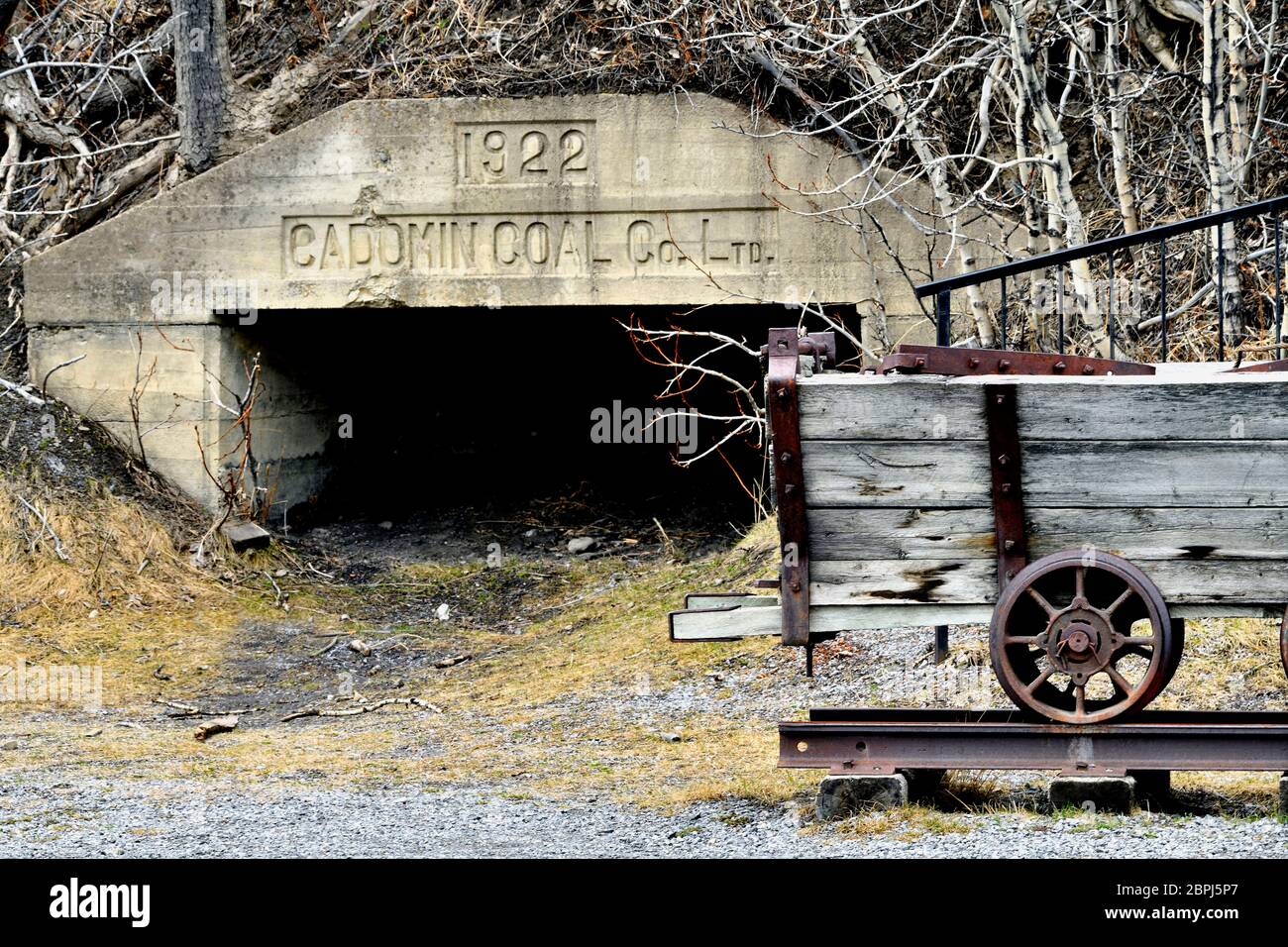 Un vecchio albero delle miniere dei primi del 1900 ora chiuso e riempito in rovina per motivi di sicurezza ai piedi delle montagne rocciose vicino Cadomin Alberta Foto Stock