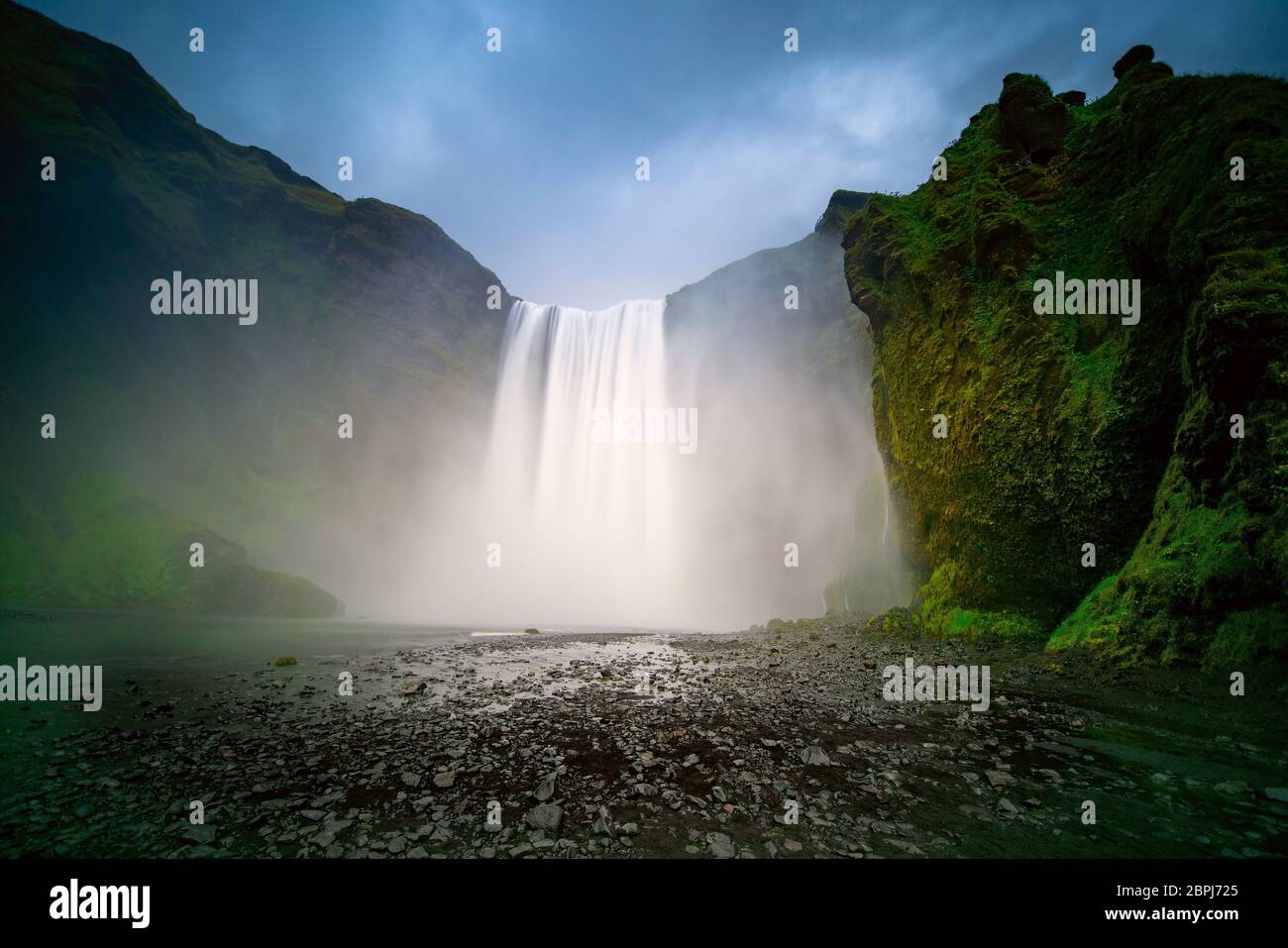 Skogafoss, Katla Geopark, Costa meridionale dell'Islanda. Skógafoss Wasserfall in Isola Foto Stock