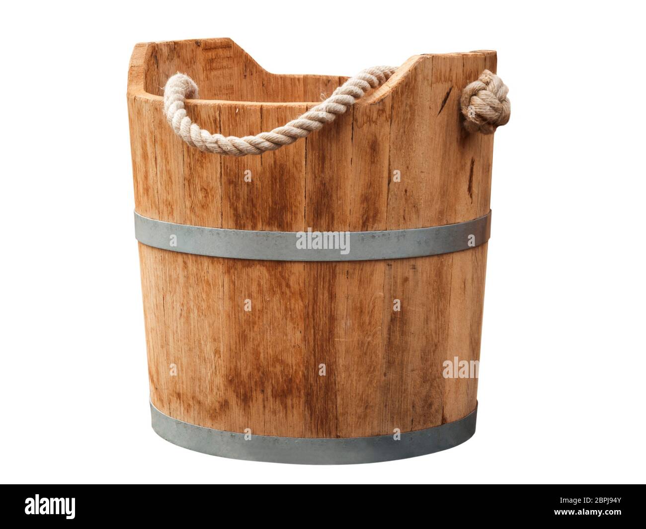 Trogolo di legno con due anelli di acciaio e corda di canapa come un manico isolato su bianco. Foto Stock