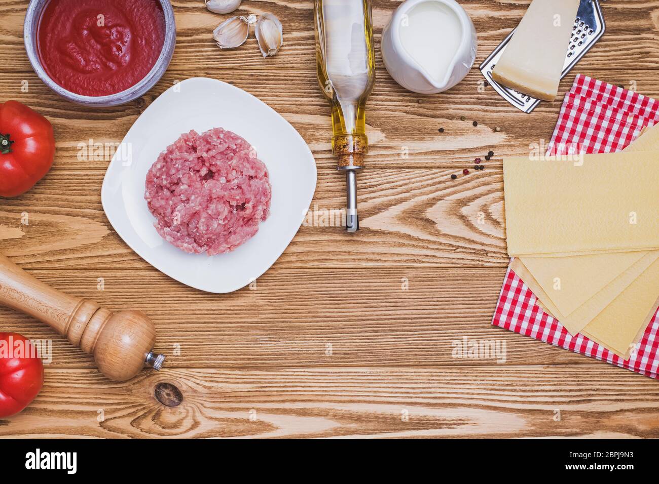 Trita, pasta, formaggio, pomodori e altro su tavolo di legno, vista dall'alto. Foto Stock