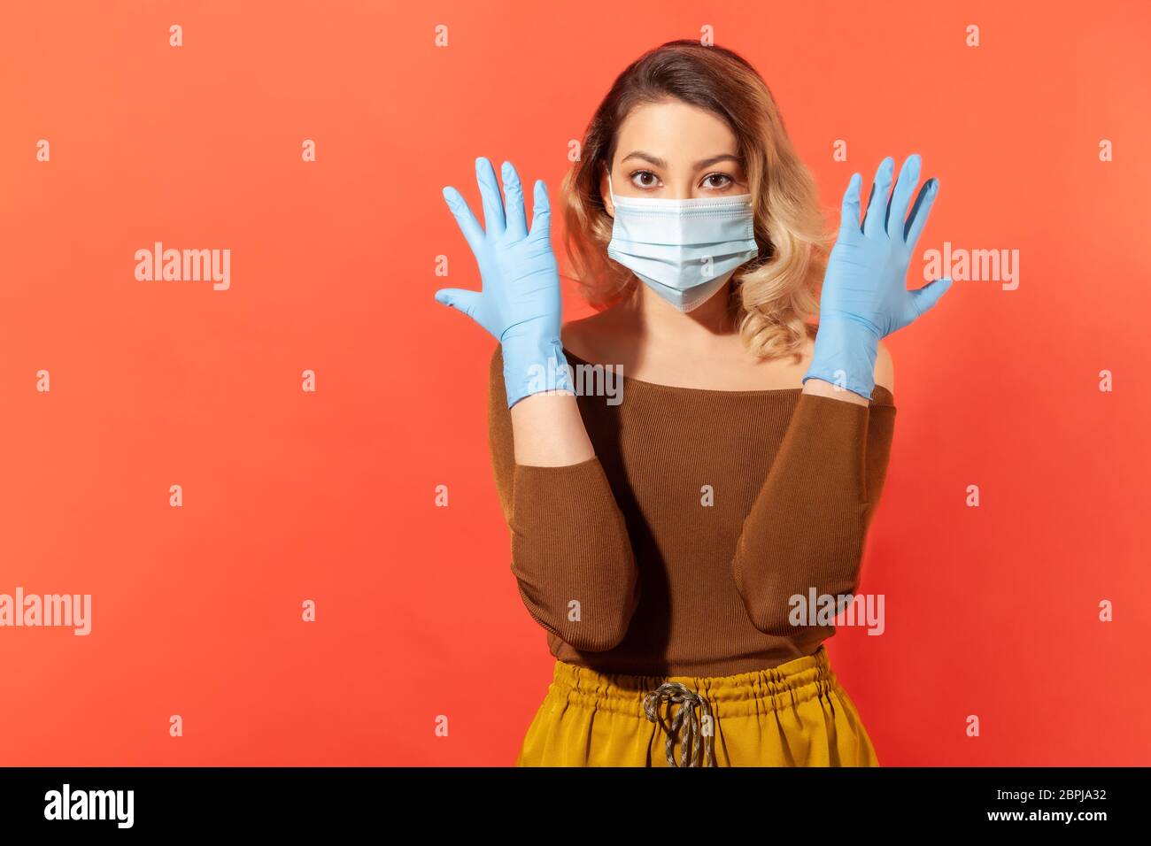 Ritratto di donna che indossa maschera chirurgica e guanti per prevenire la malattia virale, minaccia pandemica coronavirus, 2019-ncov protezione raccomandazioni. i Foto Stock