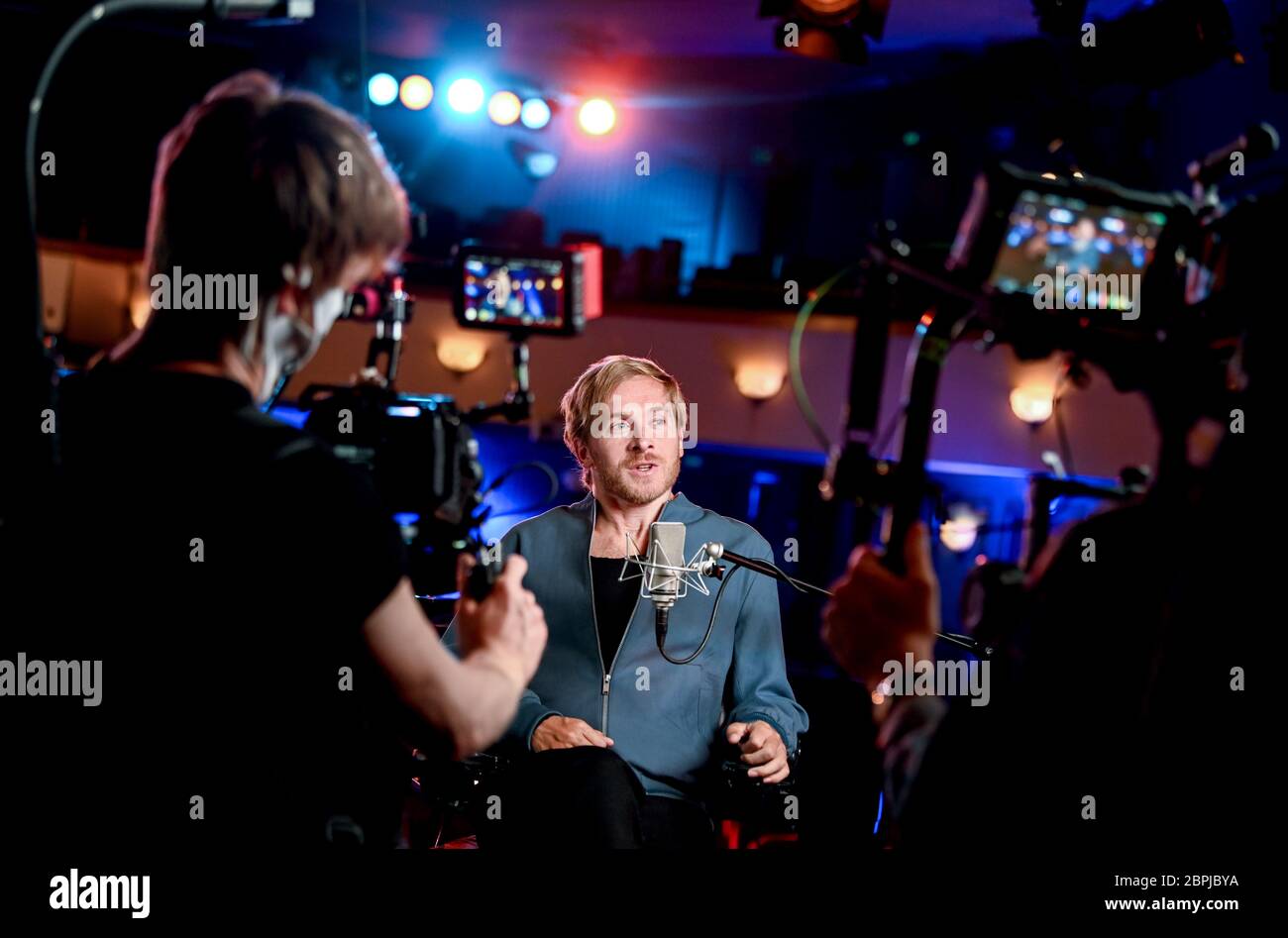 Berlino, Germania. 19 maggio 2020. Samuel Koch durante la sua performance per la piattaforma degli artisti 'Artists Against Corona'. Sulla piattaforma video-on-demand, gli artisti presentano estratti dal loro programma. Gli spettatori possono acquistare un biglietto virtuale su base volontaria e quindi sostenere gli artisti durante la crisi di Corona. Credit: Pedersen/dpa-Zentralbild/dpa/Alamy Live News Foto Stock