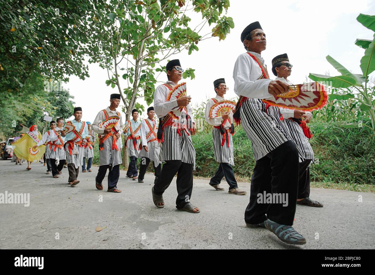 Uomini che eseguono Rodat, una tradizionale rappresentazione artistica islamica della reggenza Semarang, Giava Centrale, Indonesia Foto Stock
