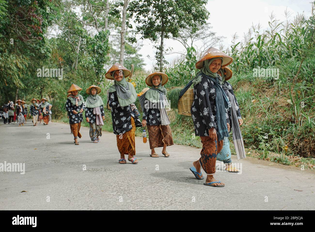 Le donne anziane contadine che eseguono il carnevale di Kirab Budaya al villaggio di Badran, Giava centrale, Indonesia Foto Stock