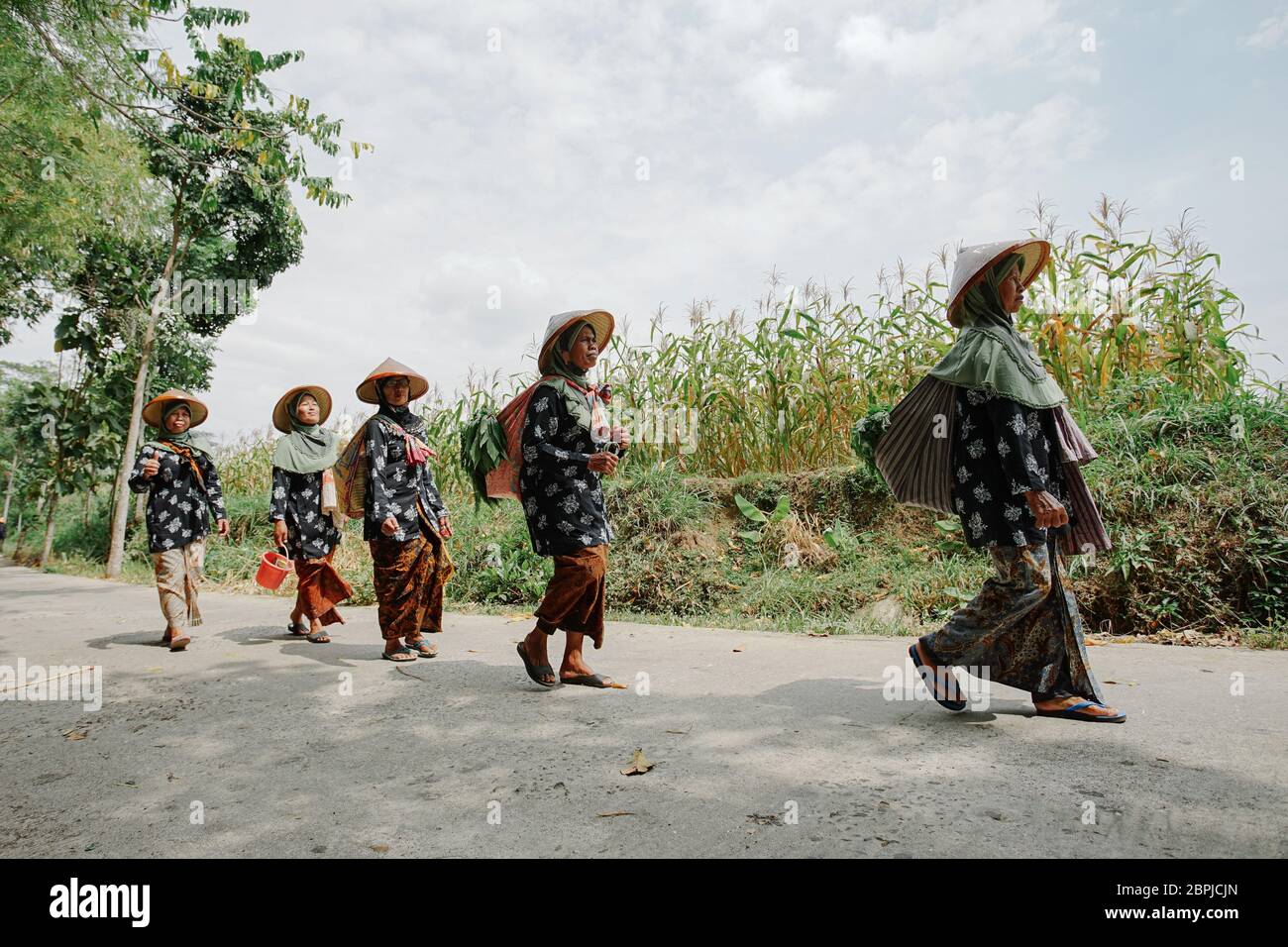 Le donne anziane contadine che eseguono il carnevale di Kirab Budaya al villaggio di Badran, Giava centrale, Indonesia Foto Stock