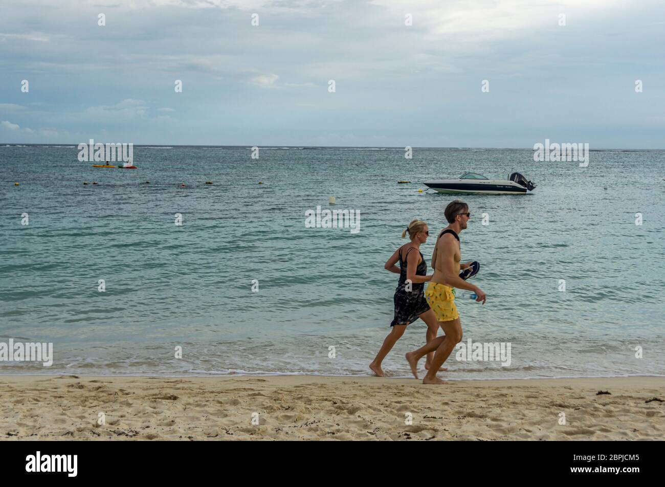 Mauritius, 2020 gennaio - Coppia che passeggiava in spiaggia e sorridente, godendo di vacanze estive su un'isola tropicale Foto Stock