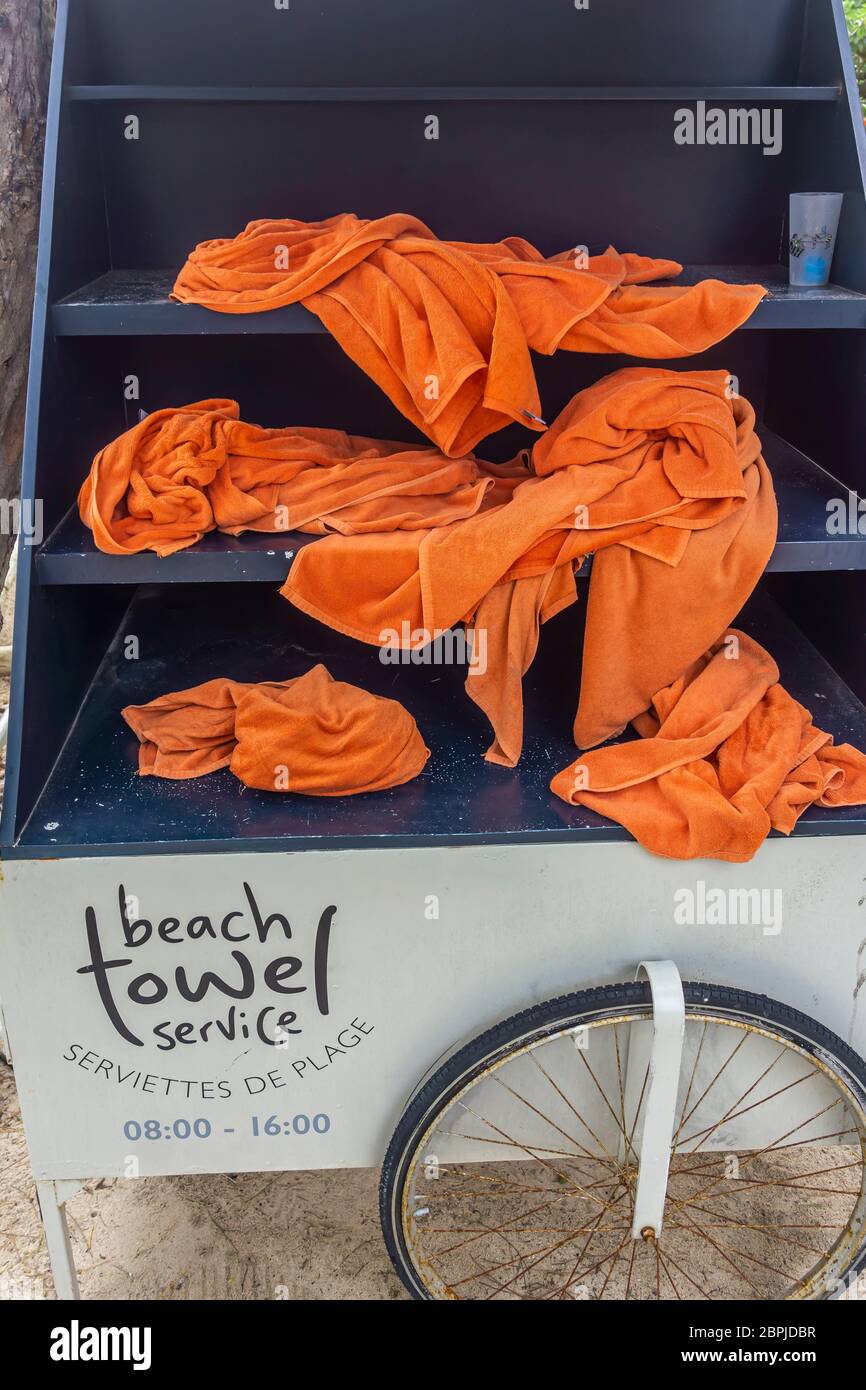 Asciugamani Wet Beach accatastati in scaffali in un rack montato su un triciclo, un'idea originale da un resort tropicale Foto Stock
