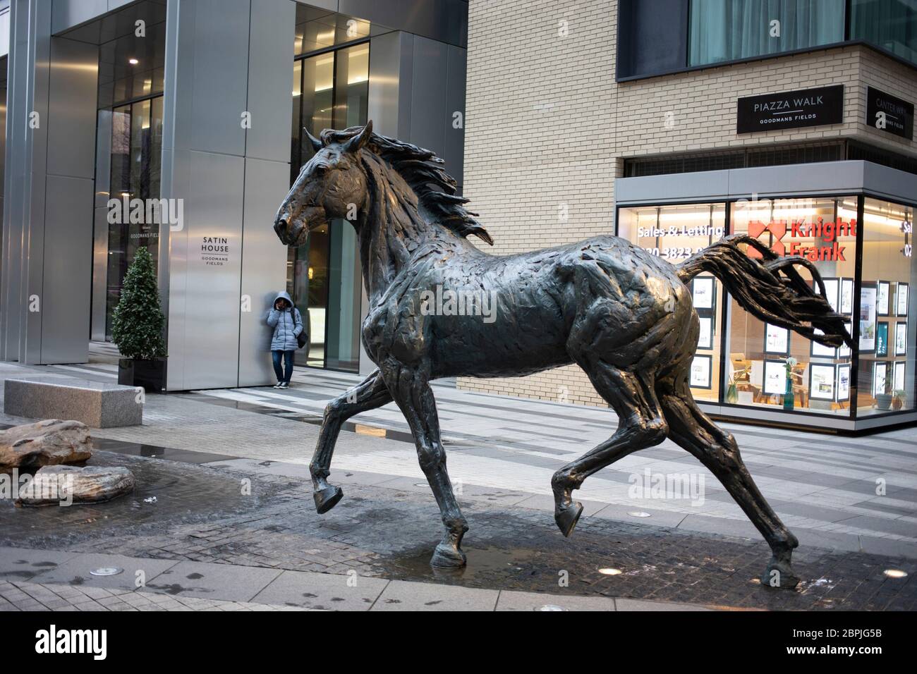 Cavalli di bronzo creati dallo scultore britannico Hamish Mackie che galoppano attraverso l'acqua nella piazza pubblica di Goodman's Fields ad Aldgate il 24 febbraio 2020 a Londra, Regno Unito. Foto Stock