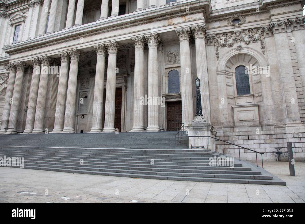 Ammira i gradini vuoti della cattedrale di St Pauls, che è molto tranquilla e silenziosa su strade vuote, mentre la chiusura continua e la gente osserva il messaggio "il soggiorno a casa" nella capitale l'11 maggio 2020 a Londra, Inghilterra, Regno Unito. Il coronavirus o Covid-19 è una nuova malattia respiratoria che non è stata precedentemente osservata negli esseri umani. Mentre gran parte dell’Europa è stata messa in blocco, il governo britannico ha annunciato ora un leggero allentamento delle regole severe come parte della loro strategia a lungo termine, e in particolare l’allontanamento sociale. Foto Stock