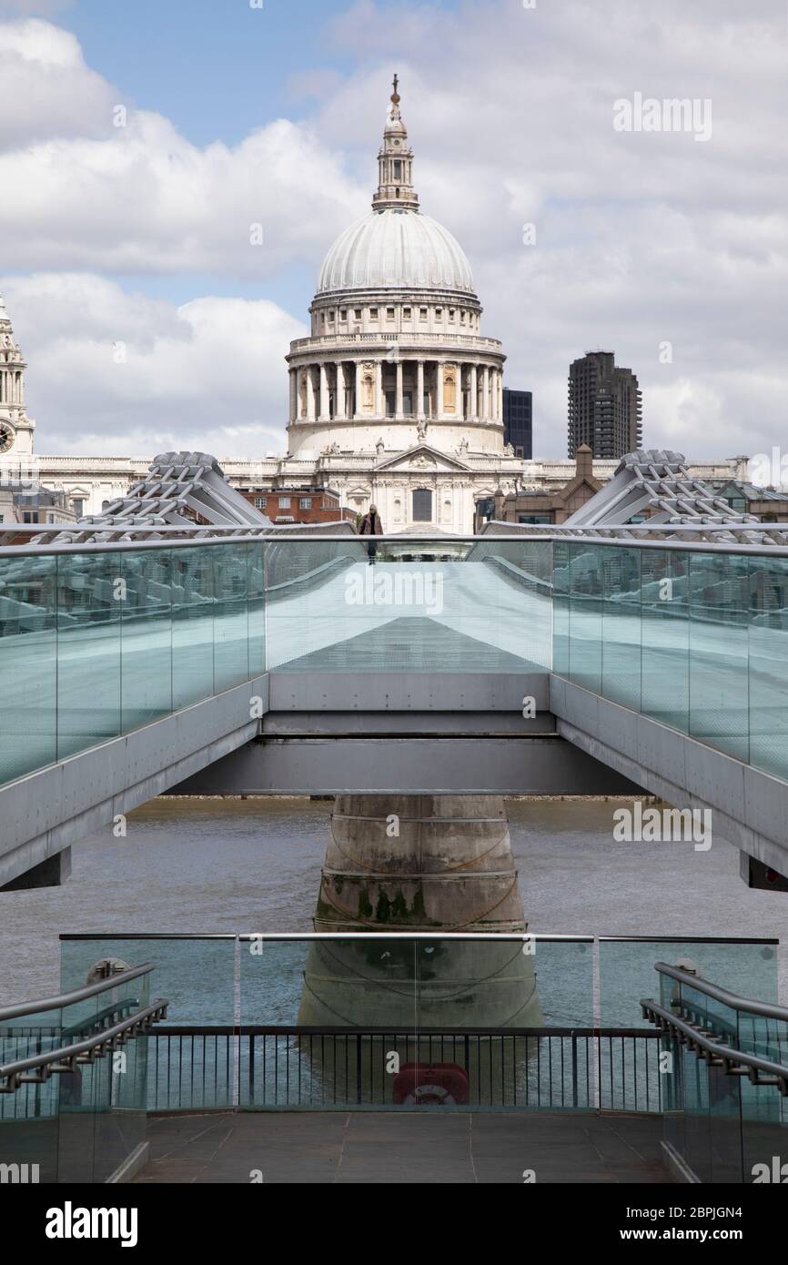 Vista che guarda attraverso Millennium Bridge verso la Cattedrale di St Pauls è molto tranquilla e silenziosa, a parte alcuni pedoni su strade vuote, mentre la chiusura continua e la gente osserva il messaggio soggiorno a casa nella capitale l'11 maggio 2020 a Londra, Inghilterra, Regno Unito. Il coronavirus o Covid-19 è una nuova malattia respiratoria che non è stata precedentemente osservata negli esseri umani. Mentre gran parte dell’Europa è stata messa in blocco, il governo britannico ha annunciato ora un leggero allentamento delle regole severe come parte della loro strategia a lungo termine, e in particolare l’allontanamento sociale. Foto Stock