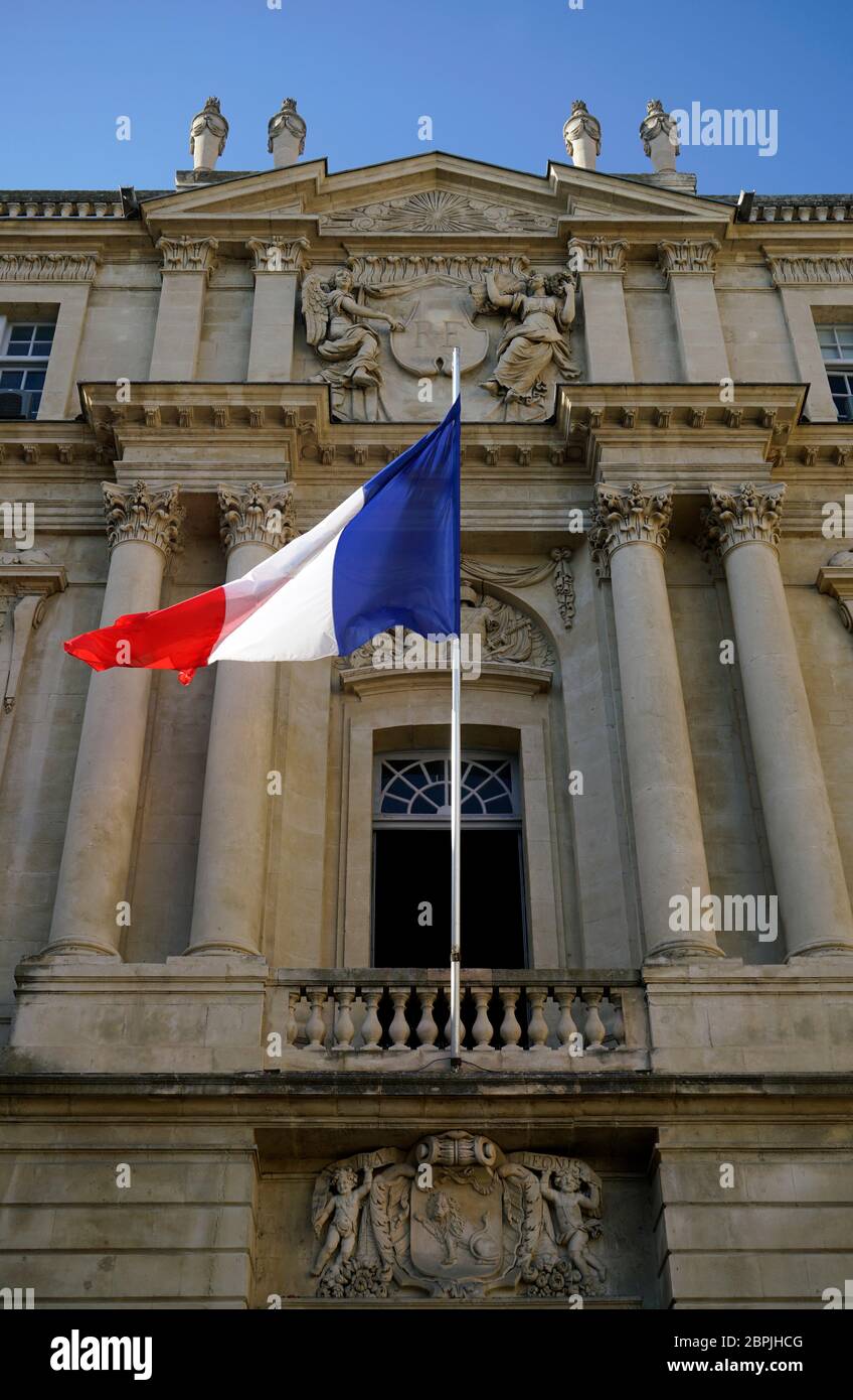 Bandiera francese sul balcone del Municipio (Hotel de Ville) della città di Arles.Bouches-du-Rhone. Alpi-Costa Azzurra. Francia Foto Stock