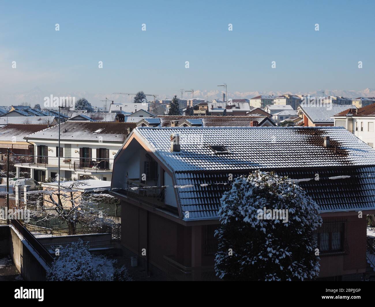 Veduta aerea della città di Settimo Torinese, Italia con neve Foto Stock