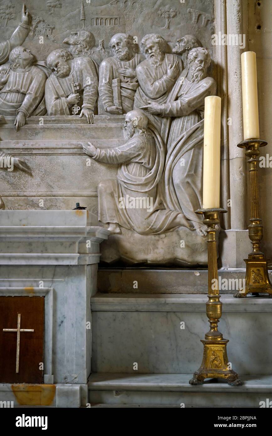 Una vista chiusa su di pietra intagliato altare della Cappella di Saint-Genesio nella Chiesa di San Trophime in Place de la Republique.Arles.Bouches-du-Rhone.Alpes-Cote d'Azur.France Foto Stock