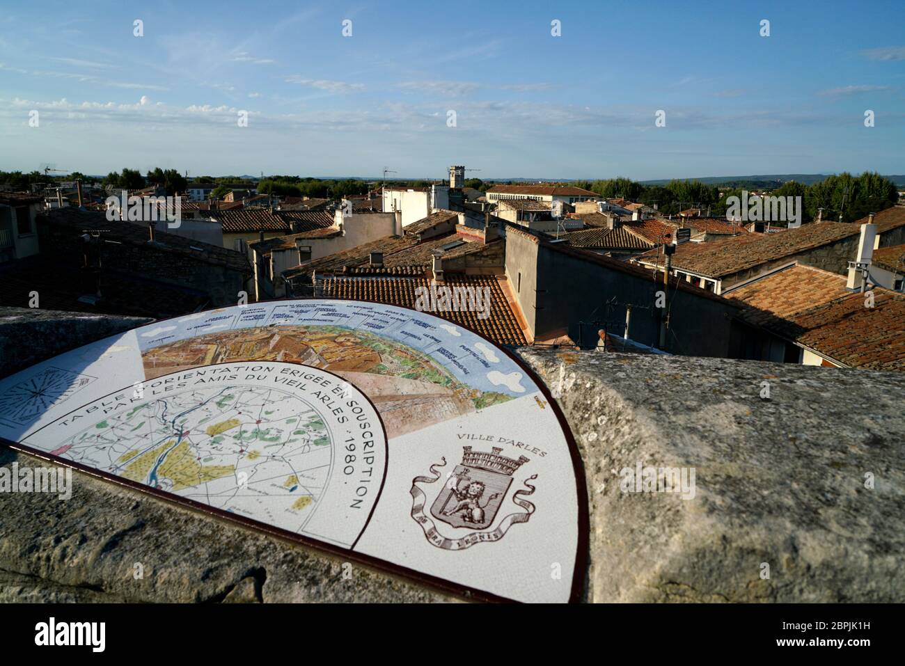 La mappa di orientamento su un muro di pietra si affaccia sulla città di Arles.Bouches-du-rhone.Alpes-Cote d'Azur.France Foto Stock