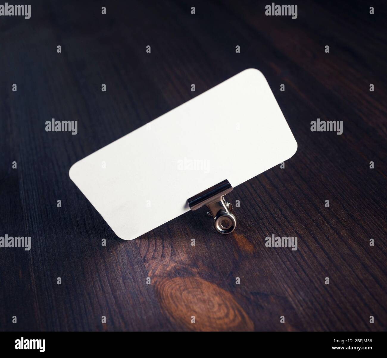 Foto di blank business card su sfondo di legno. Modello per ID. Foto Stock