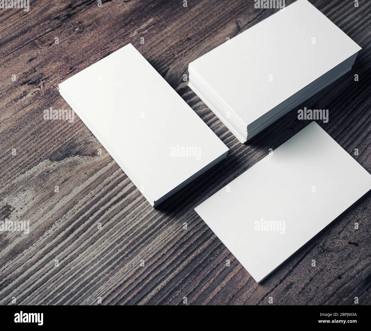 Foto di blank business cards su sfondo di legno. Modello per ID. Foto Stock