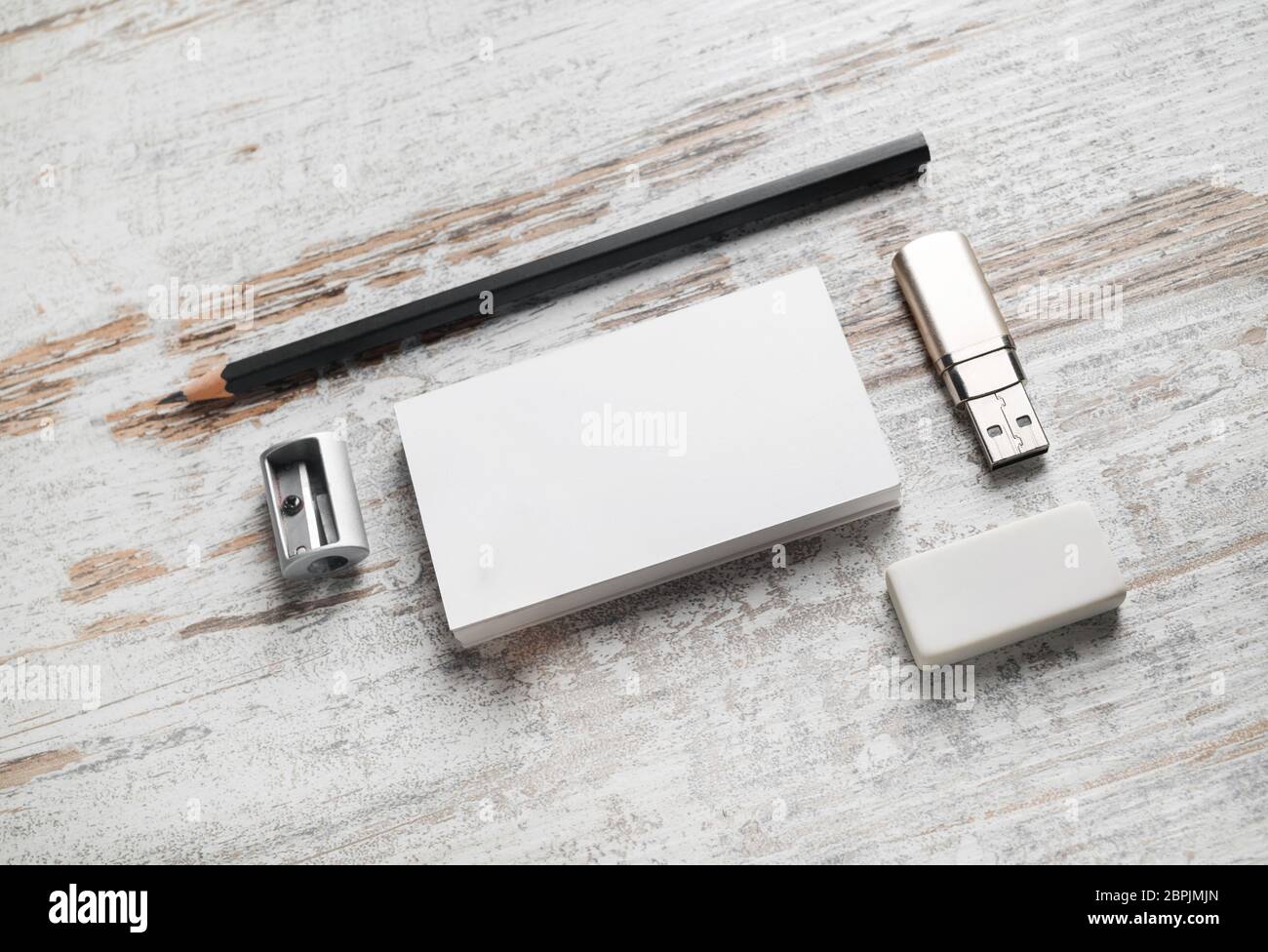 Blank stationery in legno vecchio sfondo tabella. Modello per il branding ID. Foto Stock