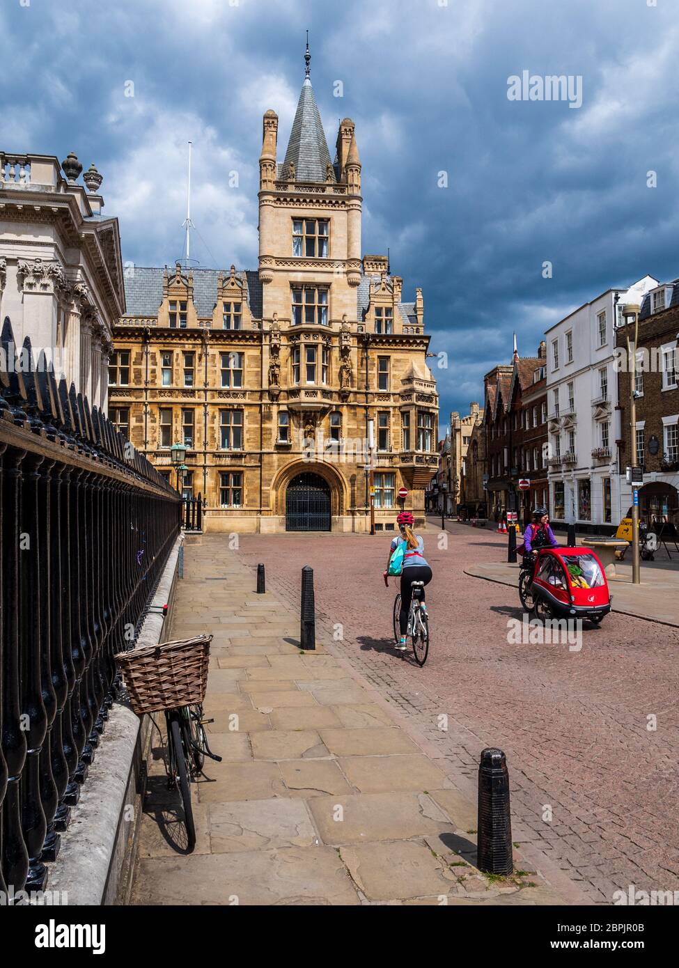 Cambridge Lockdown durante Coronavirus Covid-19 Pandemic - alcuni ciclisti coraggiosi le strade del centro di Cambridge. Gonville e Caius College. Foto Stock