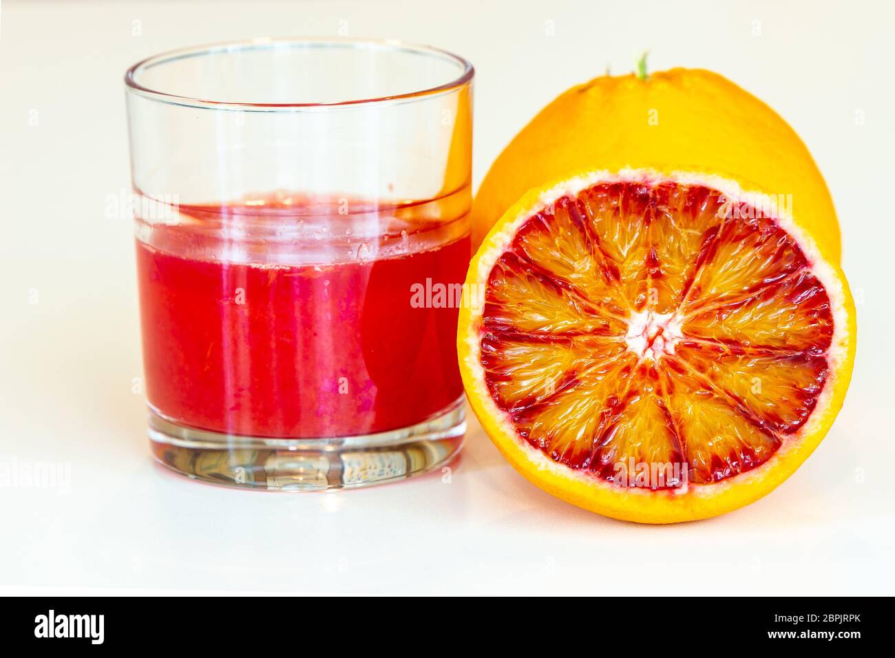 Il bicchiere di rosso siciliano di succo di arancia Foto Stock