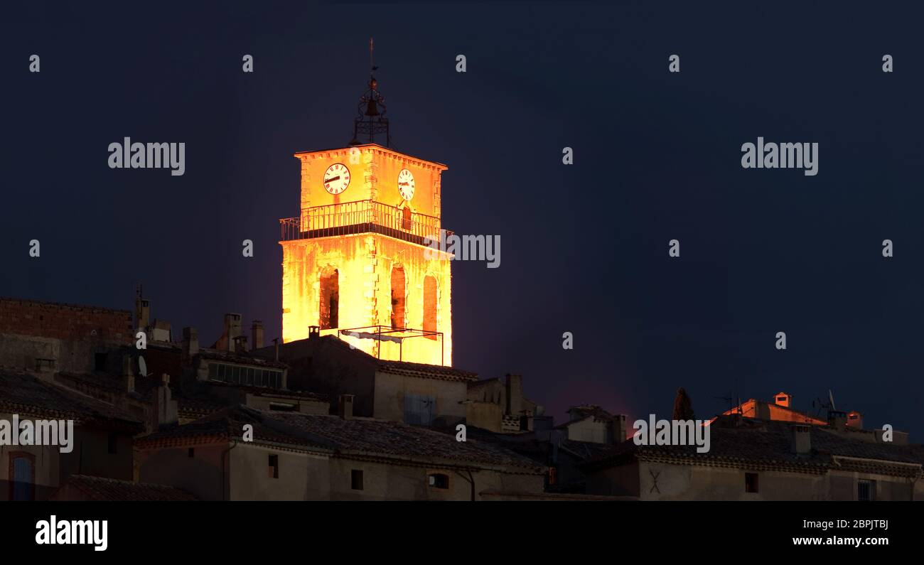 Torre medievale illuminata della chiesa nel villaggio fortificato francese della Provenza di Sablet, Provenza-Alpi-Costa Azzurra Foto Stock