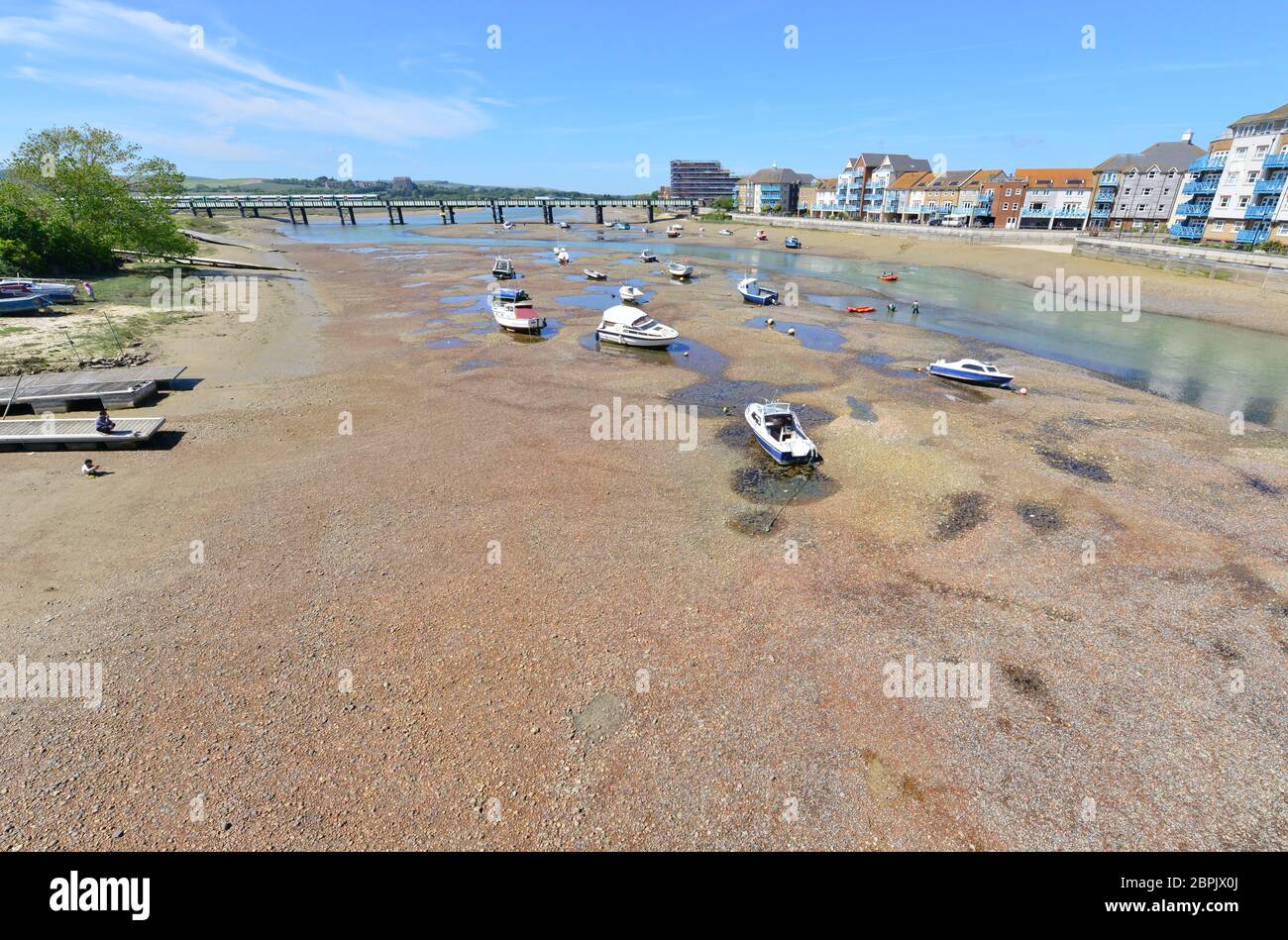 Barche bloccate durante la bassa marea all'estuario dell'Adur a Shoreham, Sussex occidentale Foto Stock