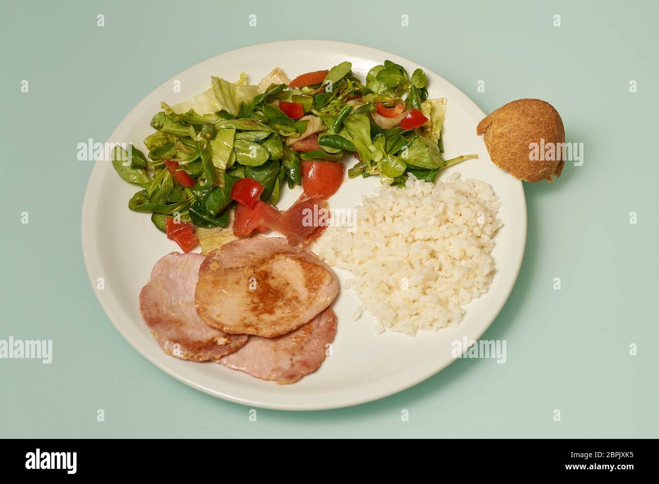 piatto sano con riso, insalata e carne a basso contenuto di grassi Foto Stock