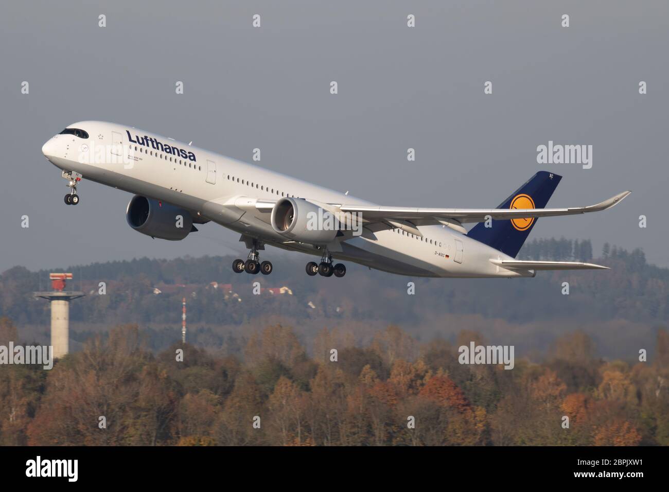 Monaco di Baviera / Germania - 18 Ottobre 2017: Lufthansa Airbus A350-900 D-AIXC aereo passeggeri in partenza dall'aeroporto di Monaco di Baviera Foto Stock