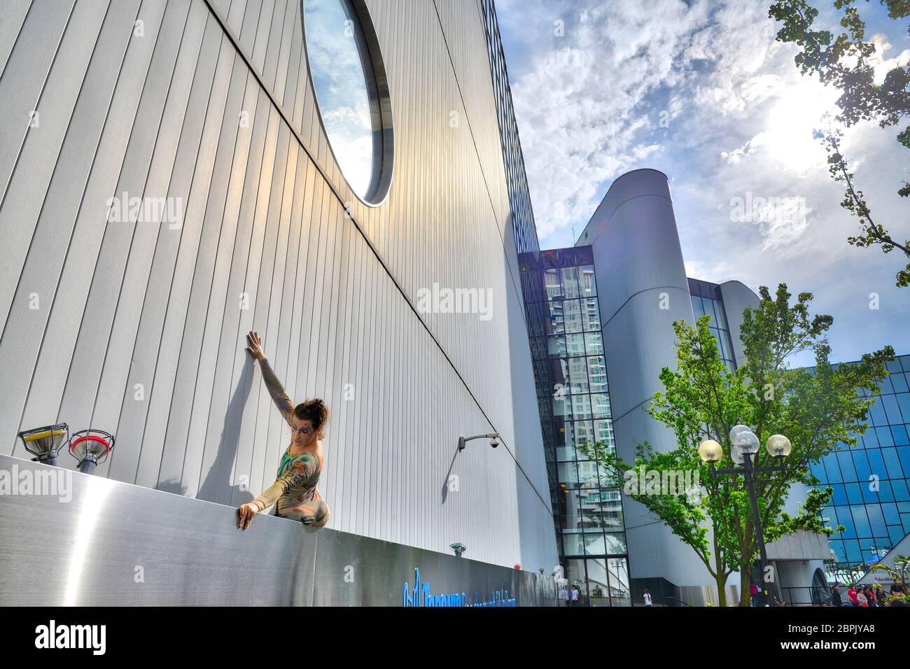 Scarborough, Ontario / Canada - 01 luglio 2017: Il ginnasta esegue la ginnastica all'esterno dell'edificio Foto Stock