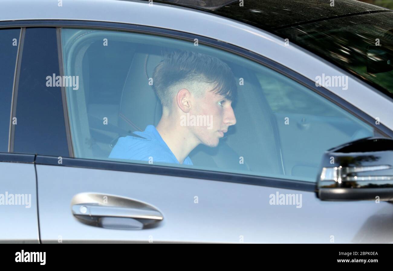 Il Chelsea's Billy Gilmour lascia il campo di allenamento di Cobham dopo che la Premier League ha annunciato che i giocatori possono tornare ad allenarsi in piccoli gruppi da martedì. Foto Stock