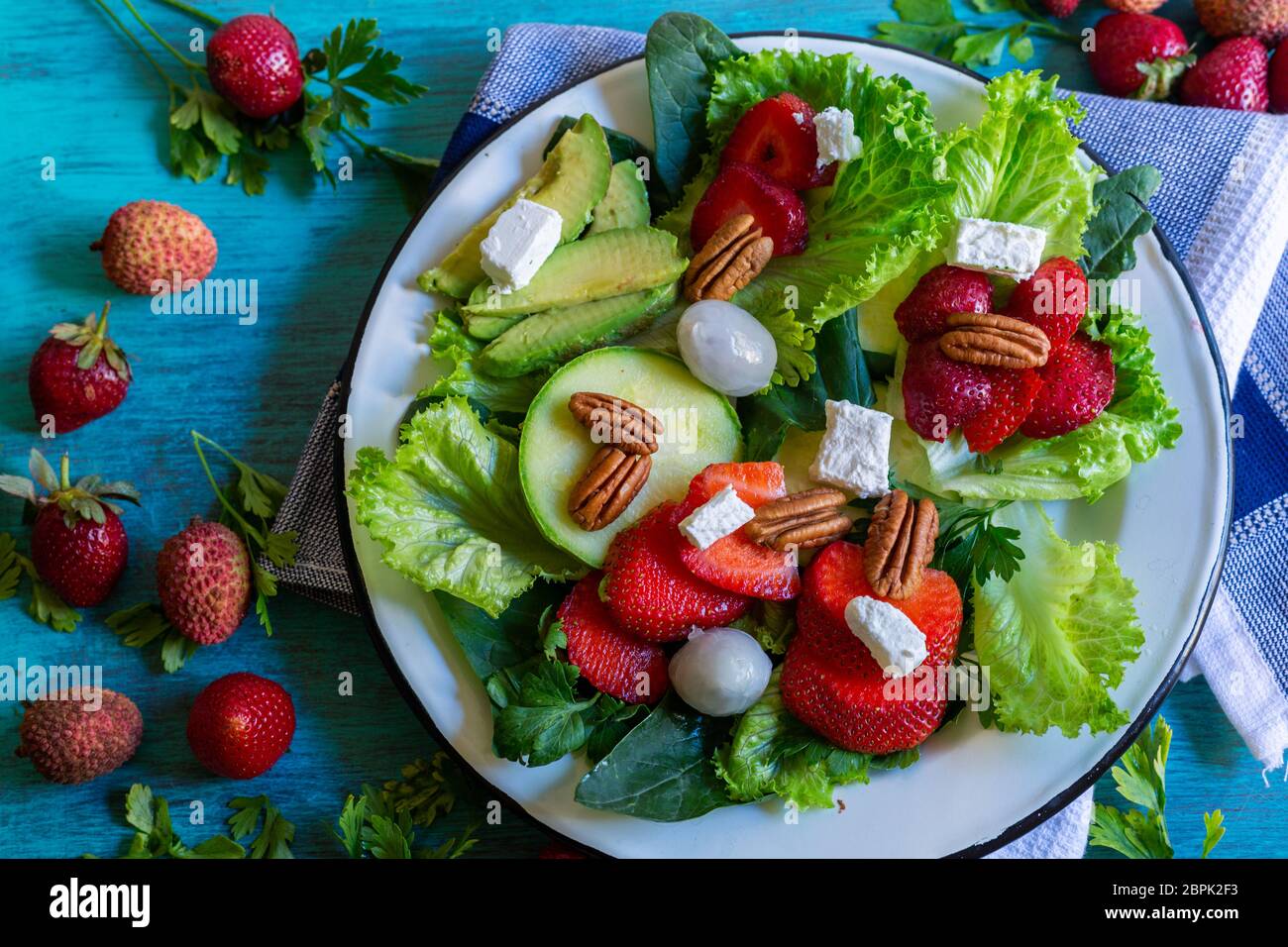 Insalata verde con pomodoro dolce, colori brillanti per persone in forma e che mangiano nutriente Foto Stock