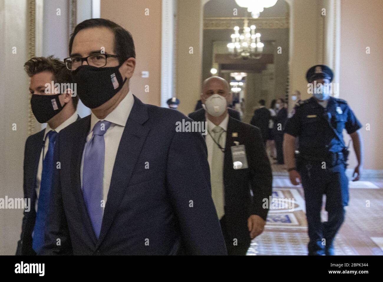 Washington, Stati Uniti. 19 maggio 2020. Il Segretario del Tesoro Steven Mnuchin esce dall'ufficio del leader della maggioranza del Senato Mitch McConnell dopo aver incontrato McConnell e il Vice Presidente Mike Pence al Campidoglio degli Stati Uniti a Washington, DC martedì 19 maggio 2020. Photo by Tasos Katopodis/UPI Credit: UPI/Alamy Live News Foto Stock