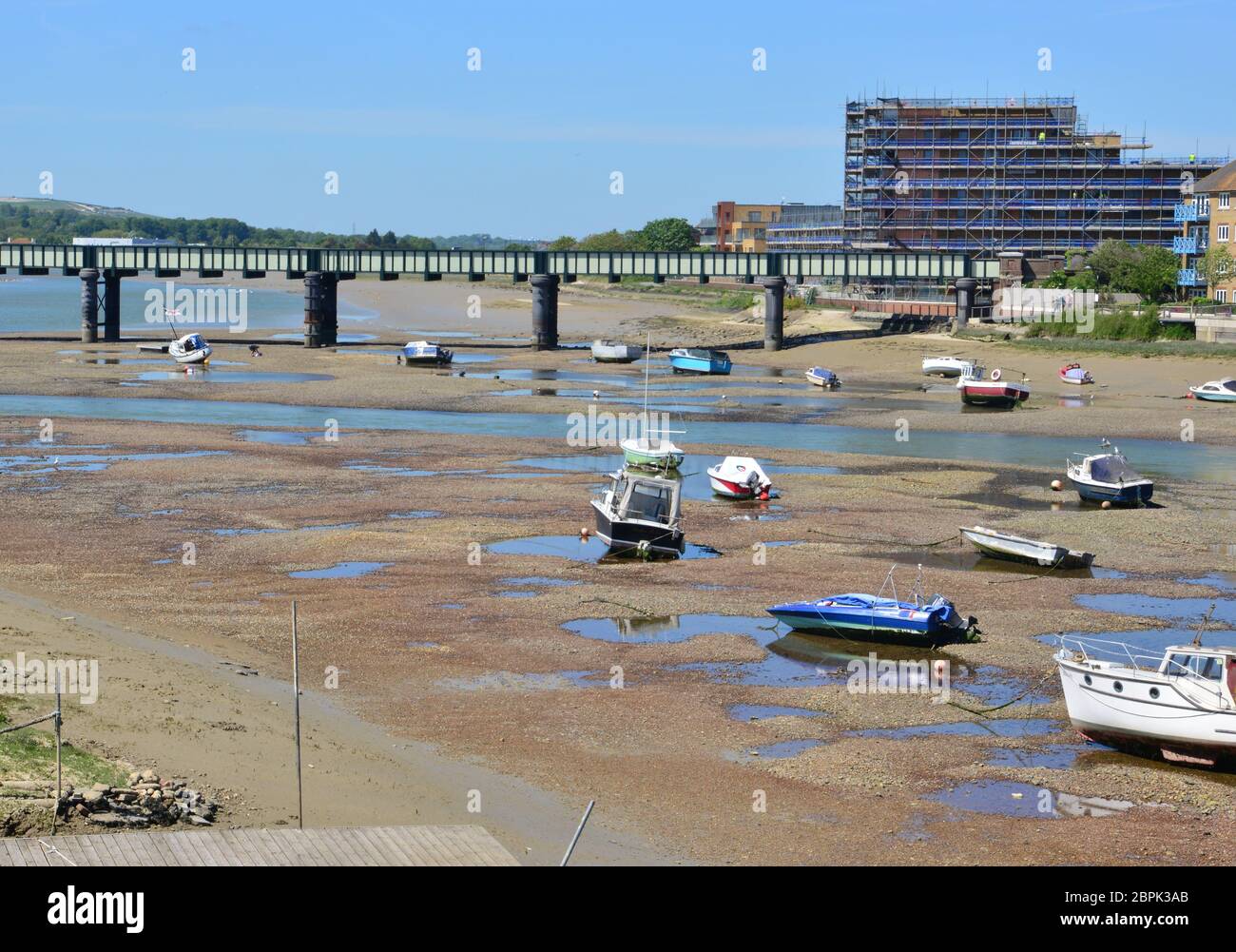 Barche bloccate durante la bassa marea all'estuario dell'Adur a Shoreham, Sussex occidentale Foto Stock