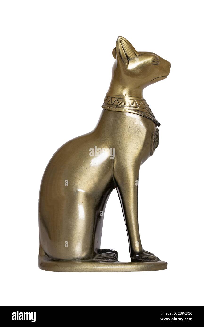 Decorazione egiziana gatto sfondo. Statuetta di un gatto mitologico egiziano isolato su sfondo bianco. Foto Stock