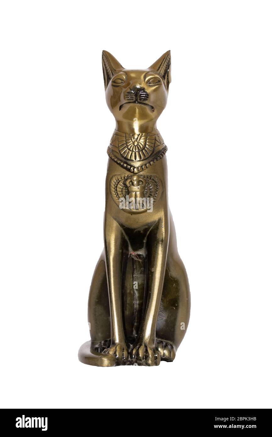 Decorazione egiziana gatto sfondo. Statuetta di un gatto mitologico egiziano isolato su sfondo bianco. Foto Stock