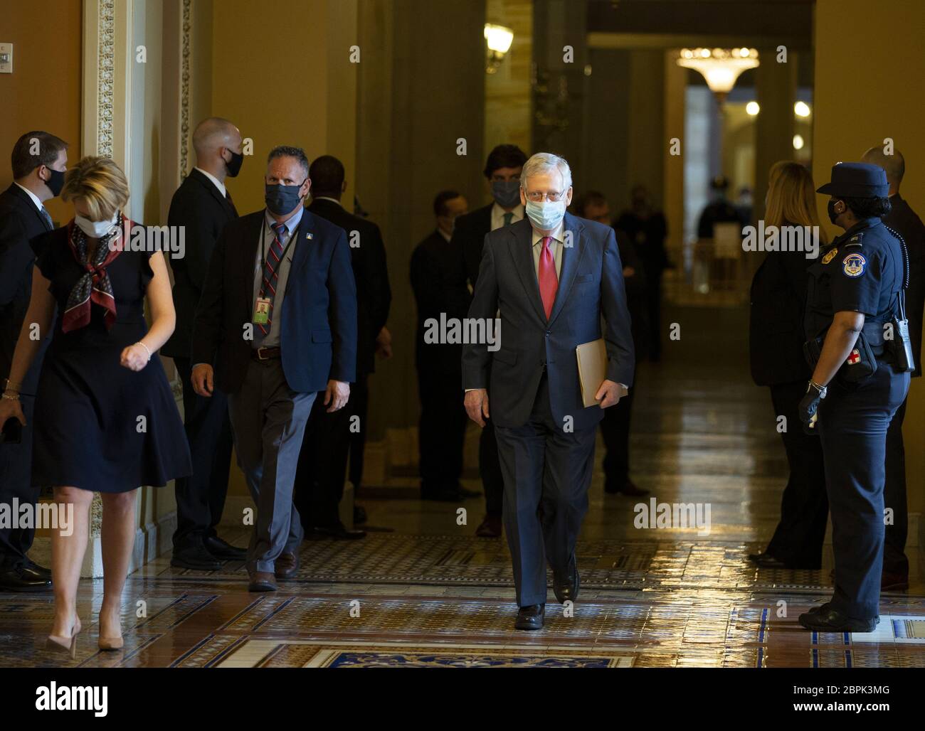 Washington, Stati Uniti. 19 maggio 2020. Il leader della maggioranza del Senato Mitch McConnell esce dal suo ufficio dopo un incontro con il Vice Presidente Mike Pence, Segretario del Tesoro Steven Mnuchin presso il Campidoglio degli Stati Uniti a Washington, DC, martedì 19 maggio 2020. Photo by Tasos Katopodis/UPI Credit: UPI/Alamy Live News Foto Stock