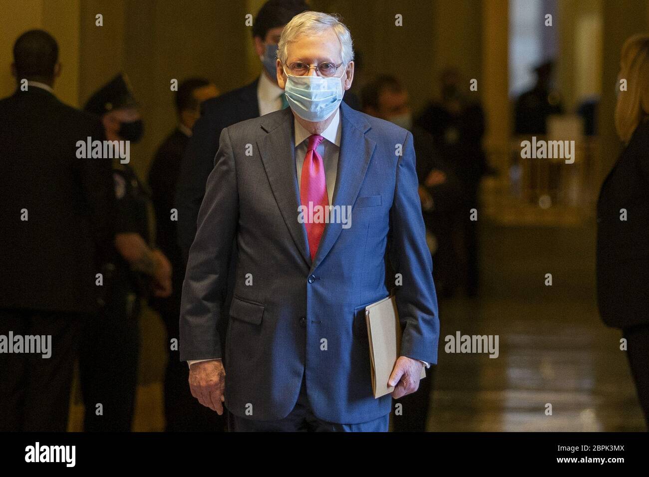 Washington, Stati Uniti. 19 maggio 2020. Il leader della maggioranza del Senato Mitch McConnell esce dal suo ufficio dopo un incontro con il Vice Presidente Mike Pence, Segretario del Tesoro Steven Mnuchin presso il Campidoglio degli Stati Uniti a Washington, DC, martedì 19 maggio 2020. Photo by Tasos Katopodis/UPI Credit: UPI/Alamy Live News Foto Stock