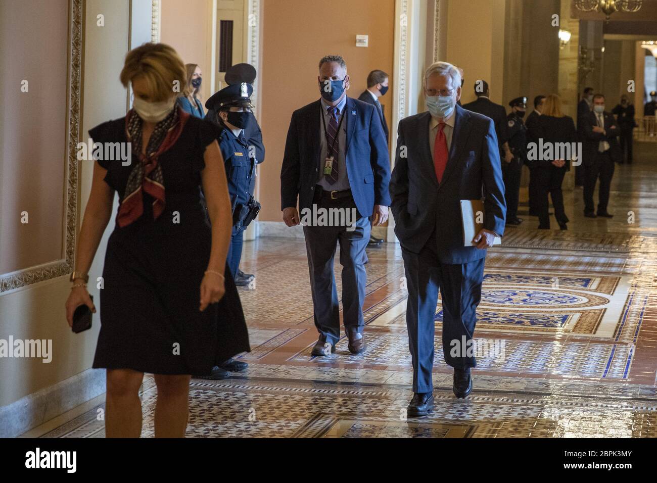 Washington, Stati Uniti. 19 maggio 2020. Il leader della maggioranza del Senato Mitch McConnell esce dal suo ufficio dopo un incontro con il Vice Presidente Mike Pence, Segretario del Tesoro Steven Mnuchin presso il Campidoglio degli Stati Uniti a Washington, DC, martedì 19 maggio 2020. Photo by Tasos Katopodis/UPI Credit: UPI/Alamy Live News Foto Stock