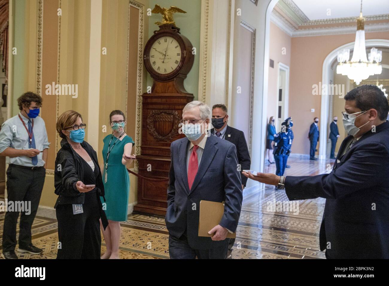 Washington, Stati Uniti. 19 maggio 2020. Il leader della maggioranza del Senato Mitch McConnell esce dal suo ufficio dopo un incontro con il Vice Presidente Mike Pence, Segretario del Tesoro Steven Mnuchin presso il Campidoglio degli Stati Uniti a Washington, DC, martedì 19 maggio 2020. Photo by Tasos Katopodis/UPI Credit: UPI/Alamy Live News Foto Stock