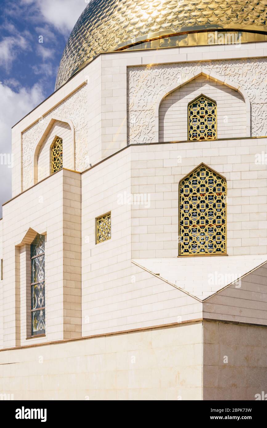 Il segno memoriale dedicato alla adozione di Islam da Bulgars in 922. Parte dell'edificio. Foto Stock