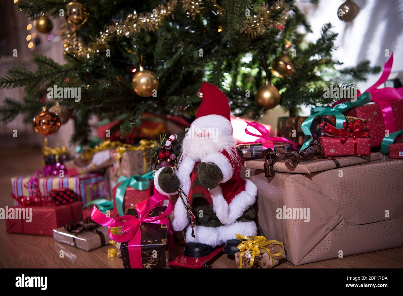Presenta sul pavimento sotto l'albero di Natale. Foto Stock