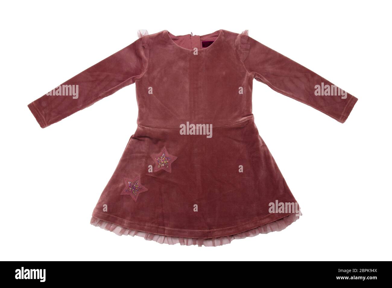 Vestiti per bambini. Un bel vestito di velluto di maroon con pizzo per ragazza isolato su sfondo bianco. Moda per bambini. Foto Stock