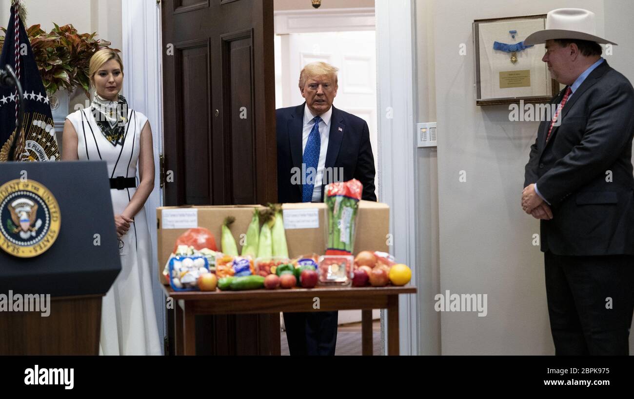 Washington, Stati Uniti. 19 maggio 2020. Il presidente Donald Trump arriva per esprimere le proprie osservazioni sul sostegno agli agricoltori, agli allevatori e alla catena di approvvigionamento alimentare della nostra nazione nella Roosevelt Room della Casa Bianca martedì 19 maggio 2020 a Washington, DC. Foto della piscina di Doug Mills/UPI Credit: UPI/Alamy Live News Foto Stock