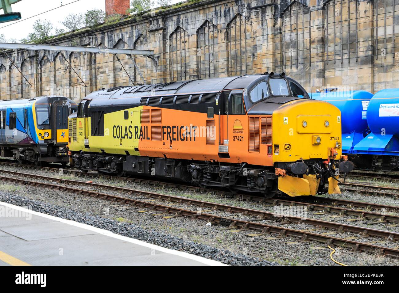 A Colas rail nolo inglese elettrico tipo 3 British Rail Classe 37 locomotiva diesel numero 37421 presso la stazione ferroviaria di Carlisle, Cumbria, Inghilterra Foto Stock